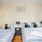 Wollongong Station Holiday House With Wi-Fi,75 Inch Tv, Netflix,Parking,Beach