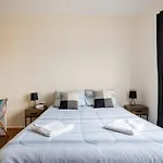 Wollongong Station Holiday House With Wi-Fi,75 Inch Tv, Netflix,Parking,Beach