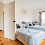 Wollongong Station Holiday House With Wi-Fi,75 Inch Tv, Netflix,Parking,Beach