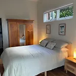 Tranquil Garden Apartment With Living Room