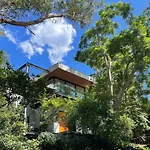 Tranquil Garden Apartment With Living Room