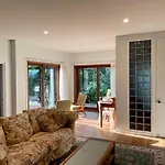 Tranquil Garden Apartment With Living Room