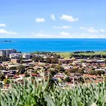 \'Highview Escape\' Central Wollongong Panorama Living