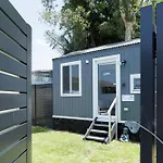 Sweet Beautiful Tiny Home With Pool And 2 Minute Drive To The Beach
