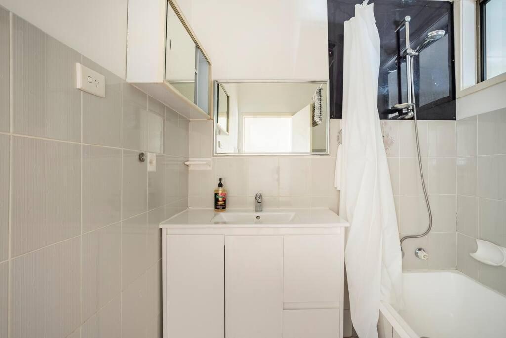 Station House With Wi-fi,75 Inch Tv, Netflix,parking,beach *