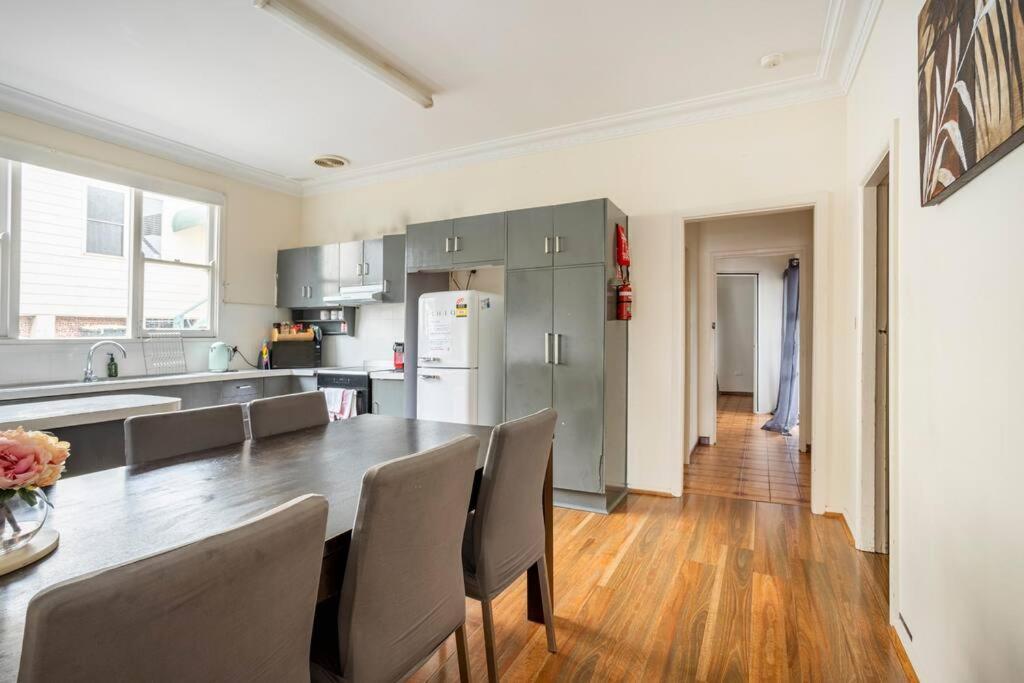 Station House With Wi-fi,75 Inch Tv, Netflix,parking,beach *