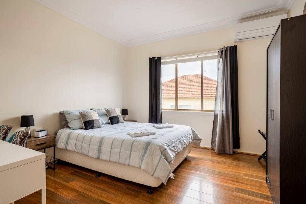 Station House With Wi-fi,75 Inch Tv, Netflix,parking,beach *