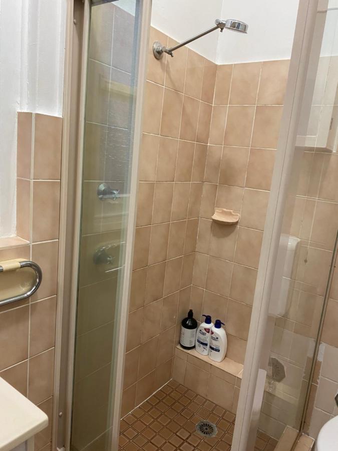 2 Bedroom Small Unit 1 Minute Walk To Shopping Centre No Parking Slot Apartment *