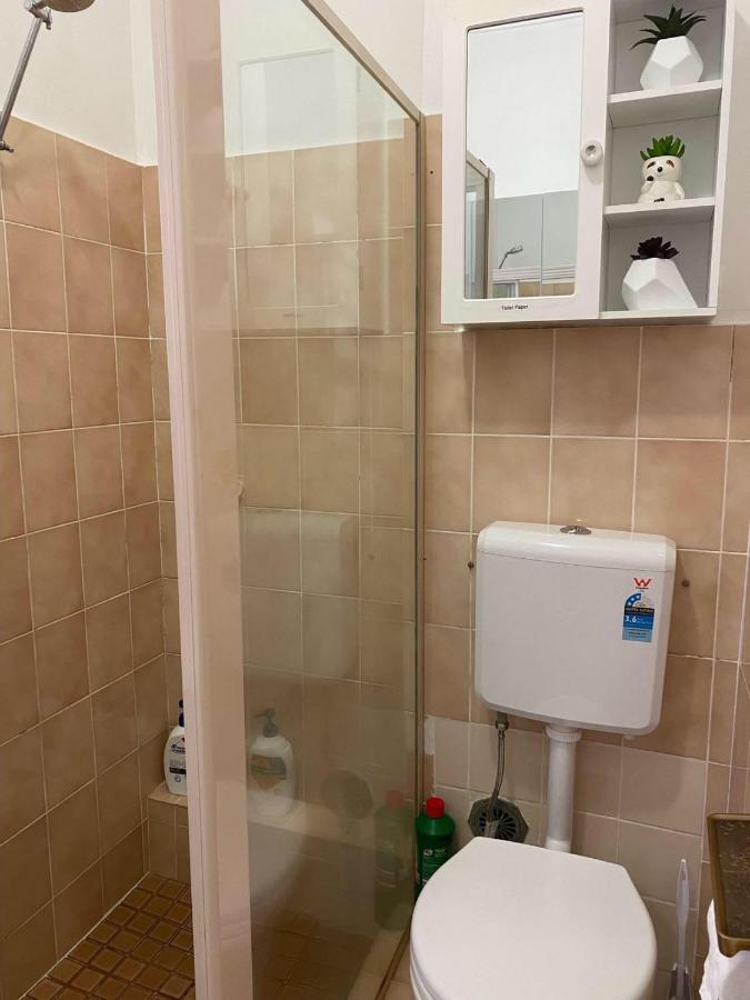 2 Bedroom Small Unit 1 Minute Walk To Shopping Centre No Parking Slot Apartment Wollongong
