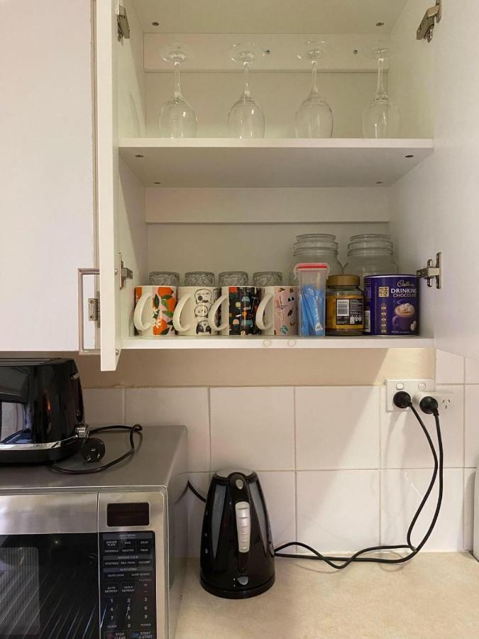 Apartment 2 Bedroom Small Unit 1 Minute Walk To Shopping Centre No Parking Slot *