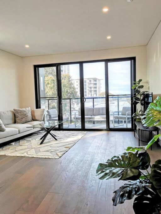 Urban Oasis: Central Apartment