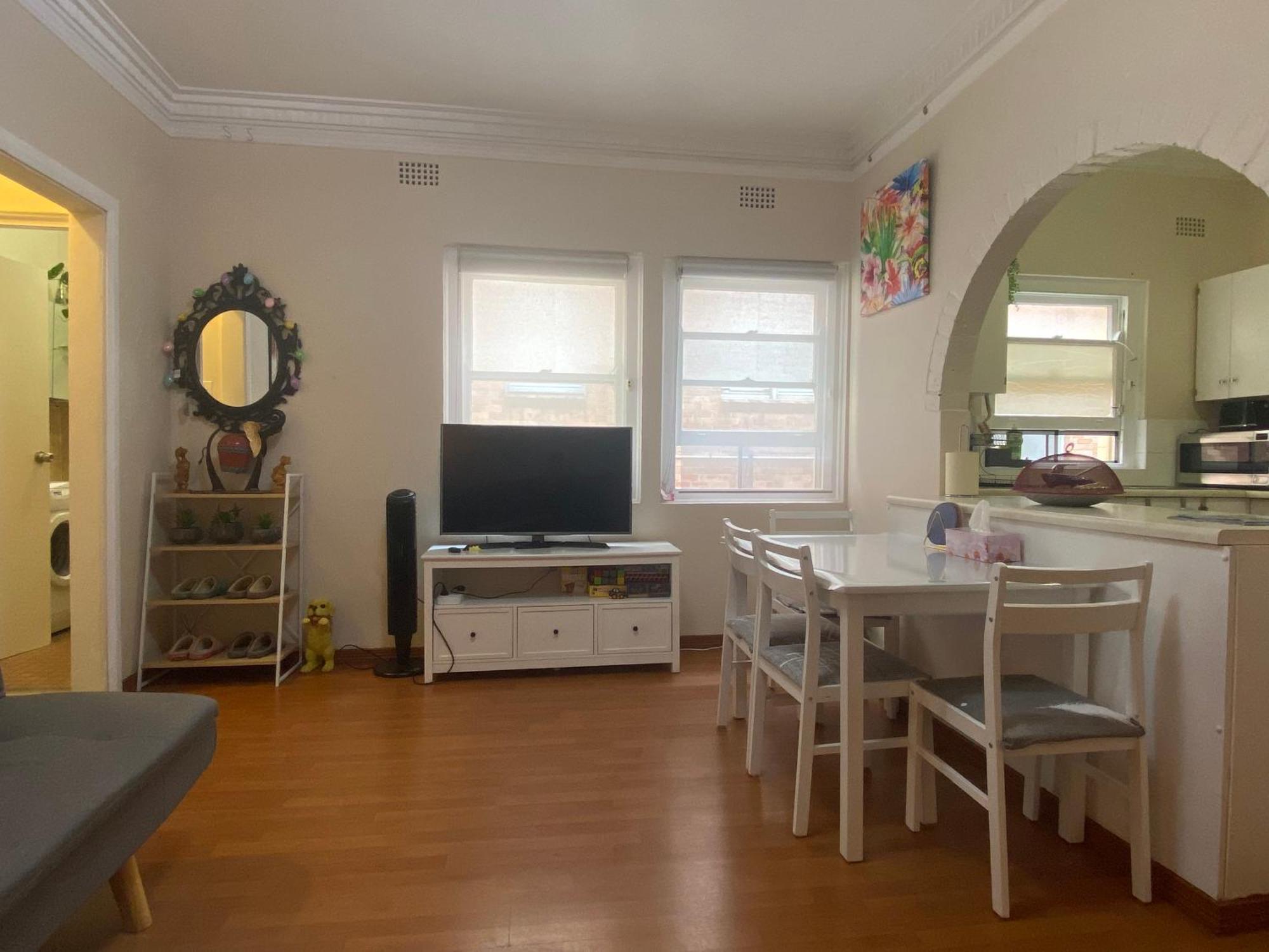 2 Bedroom Small Unit 1 Minute Walk To Shopping Centre No Parking Slot Apartment *