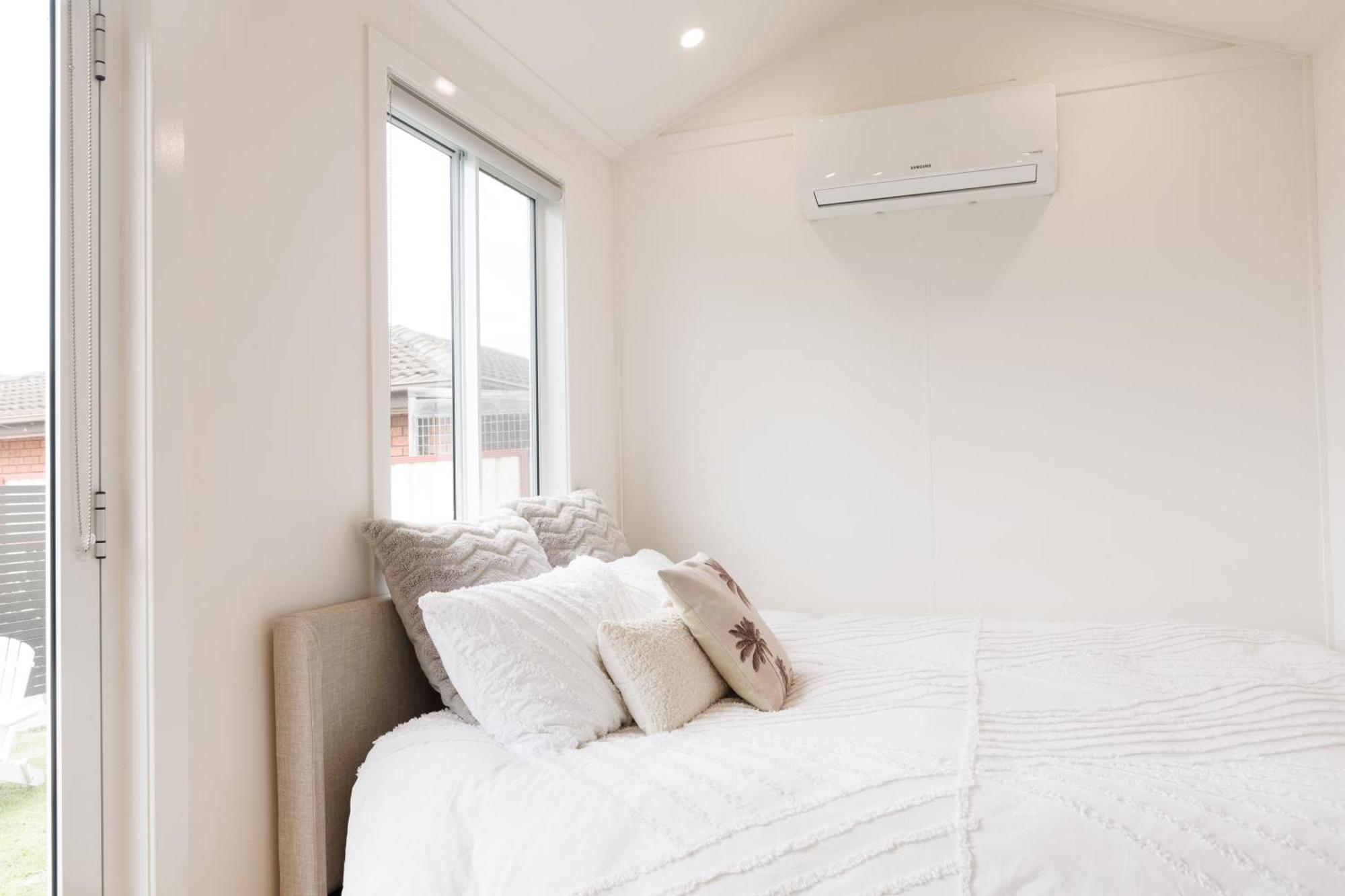 Sweet Beautiful Tiny With Pool And 2 Minute Drive To The
