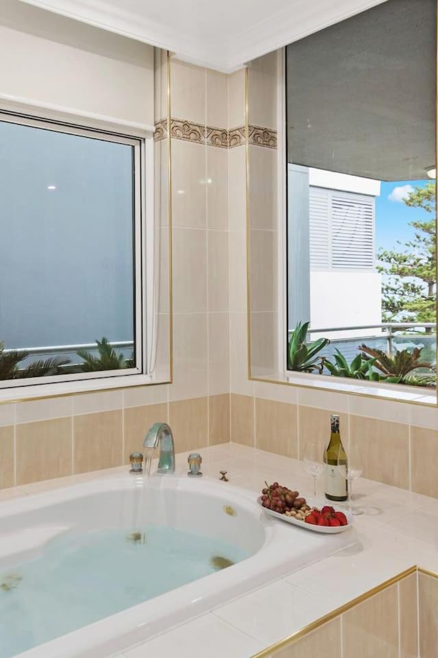 Ocean Vista Escape - A Lofty Beachfront Penthouse Apartment *