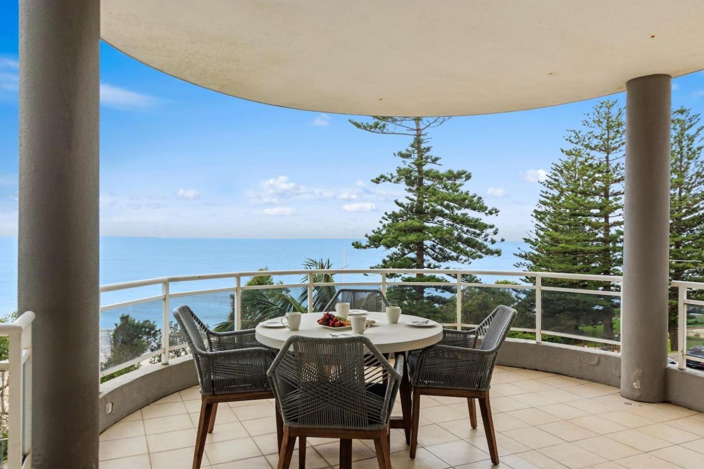Ocean Vista Escape - A Lofty Beachfront Penthouse Apartment Wollongong