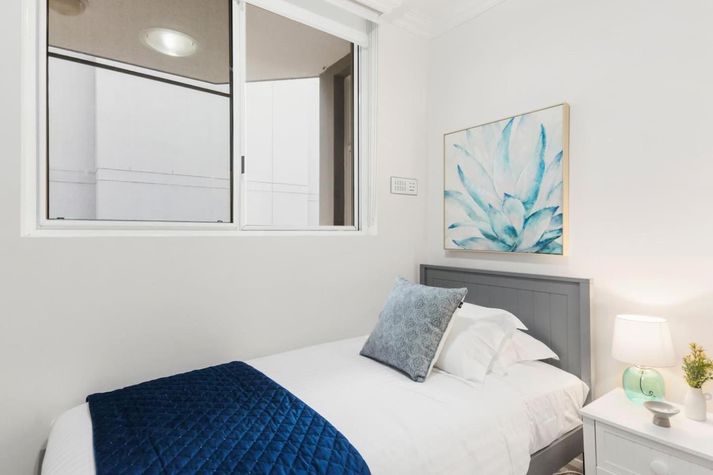 Ocean Vista Escape - A Lofty Beachfront Penthouse Apartment *