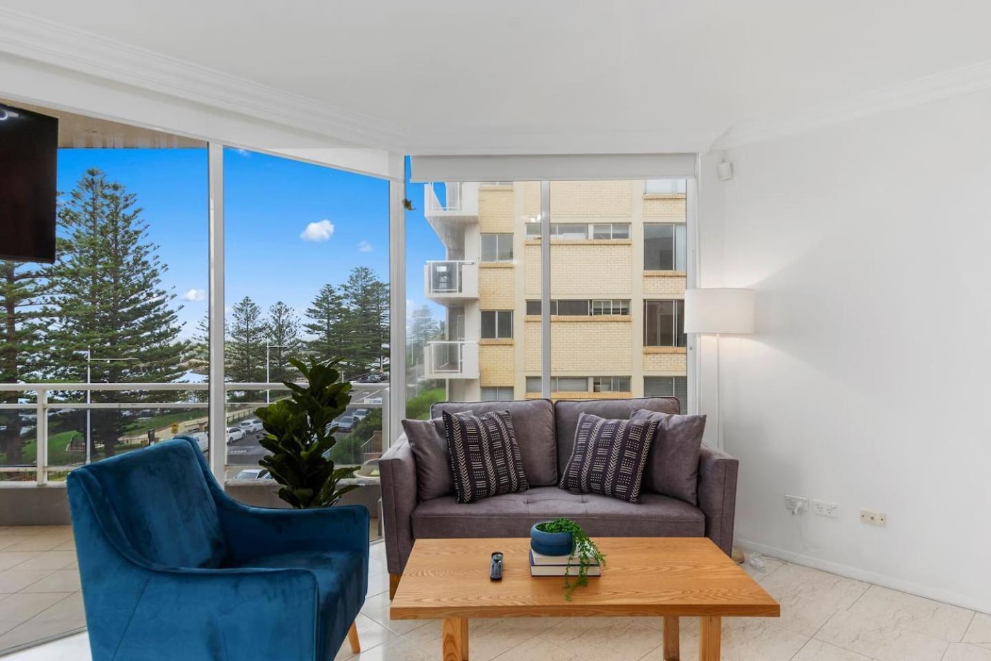Ocean Vista Escape - A Lofty Beachfront Penthouse * Wollongong