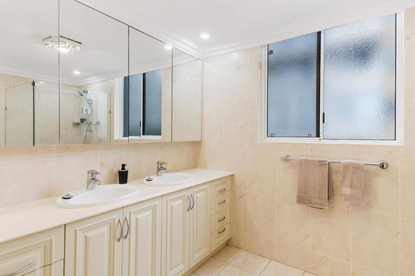 Ocean Vista Escape - A Lofty Beachfront Penthouse Apartment Wollongong