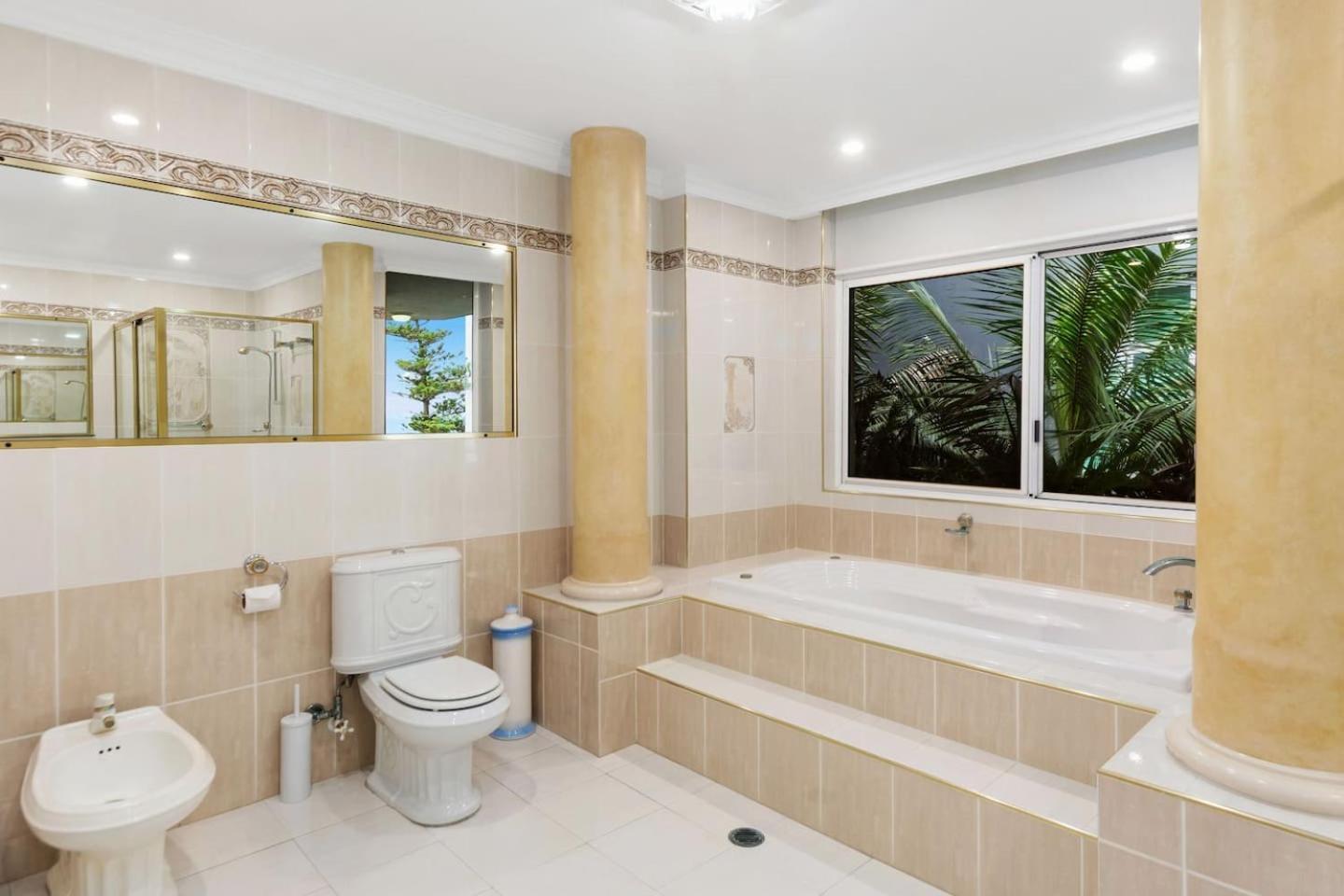 Apartment Ocean Vista Escape - A Lofty Beachfront Penthouse *