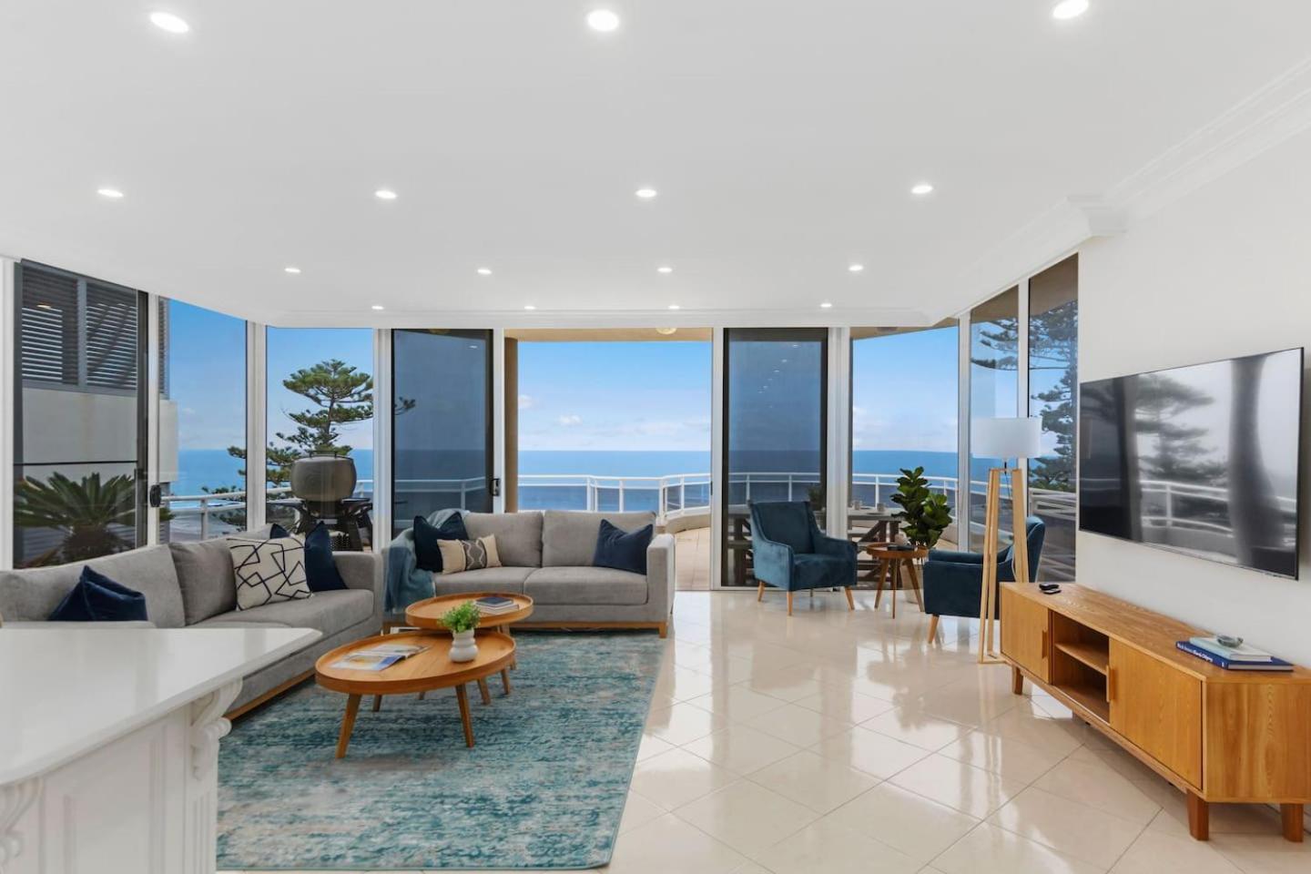Ocean Vista Escape - A Lofty Beachfront Penthouse Apartment Wollongong