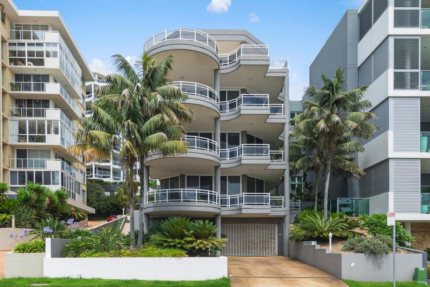 Ocean Vista Escape - A Lofty Beachfront Penthouse * Wollongong