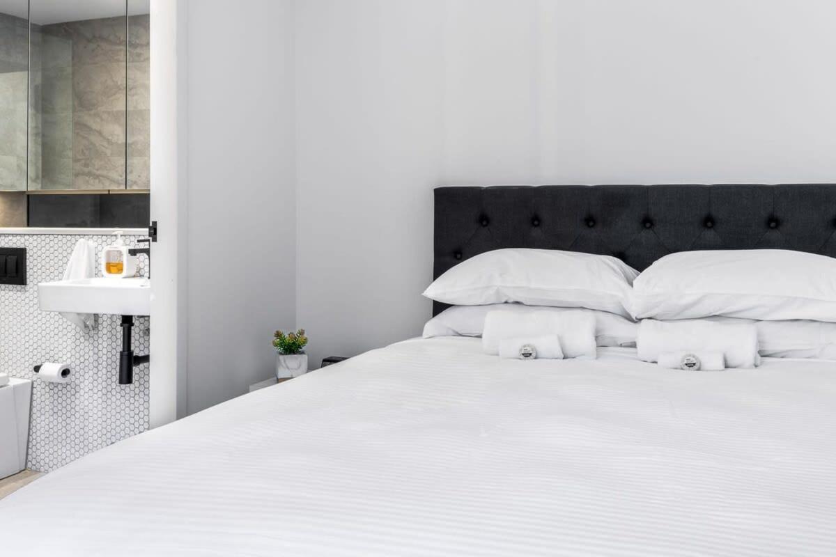 Scenic Gem Location With Rooftop Apartment