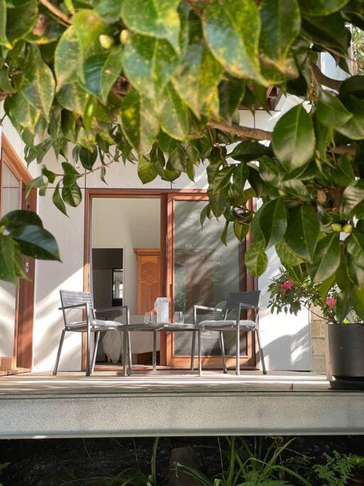 Tranquil 2 Bedroom Garden Apartment *