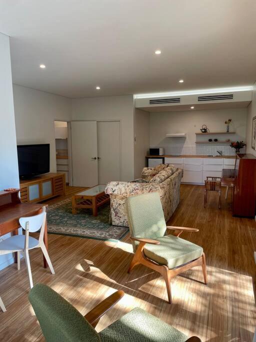 Tranquil 2 Bedroom Garden Apartment *