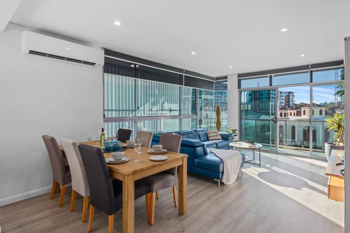 Stadium Escape - A Contemporary Beachside Retreat *