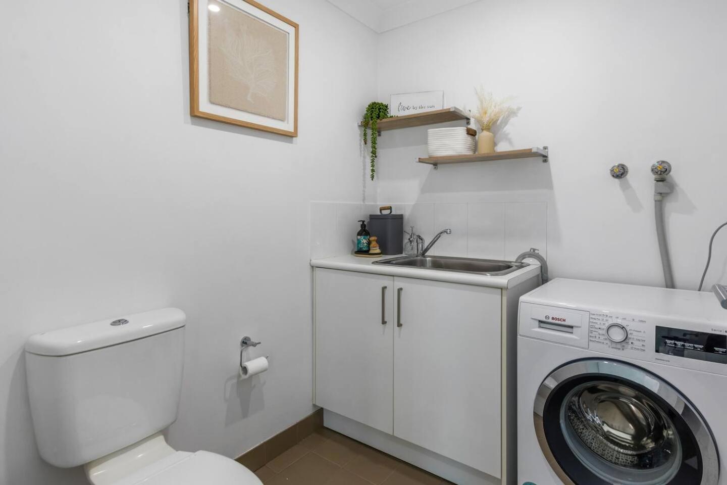 Apartment Stadium Escape - A Contemporary Beachside Retreat Wollongong