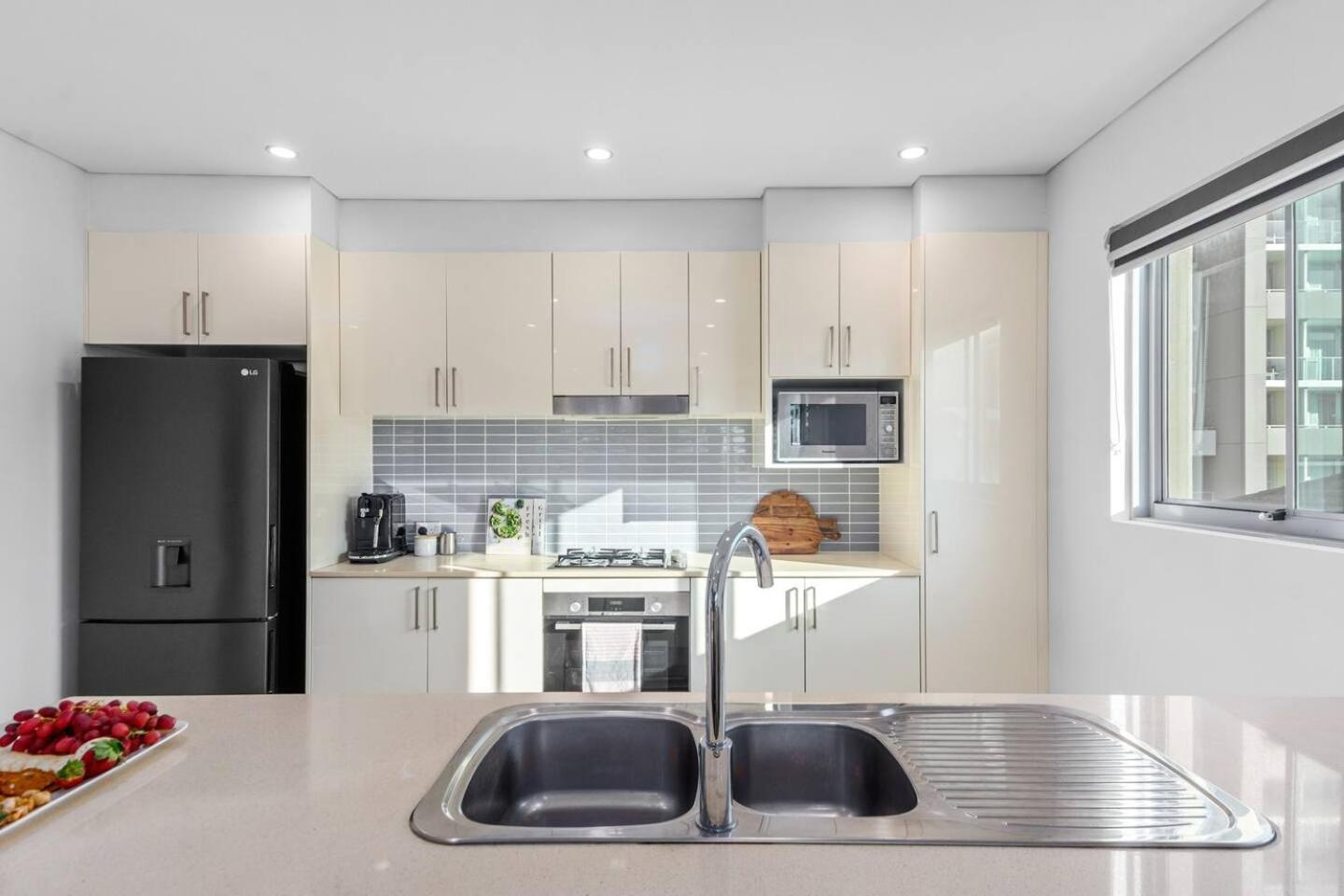 Stadium Escape - A Contemporary Beachside Retreat Apartment *