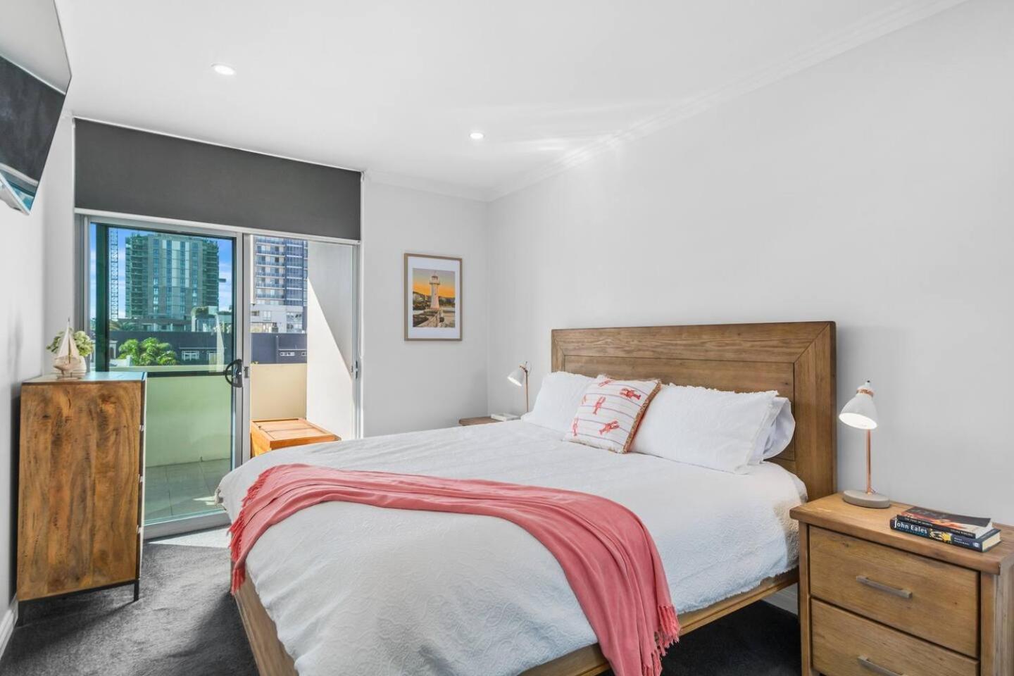 Stadium Escape - A Contemporary Beachside Retreat Apartment *