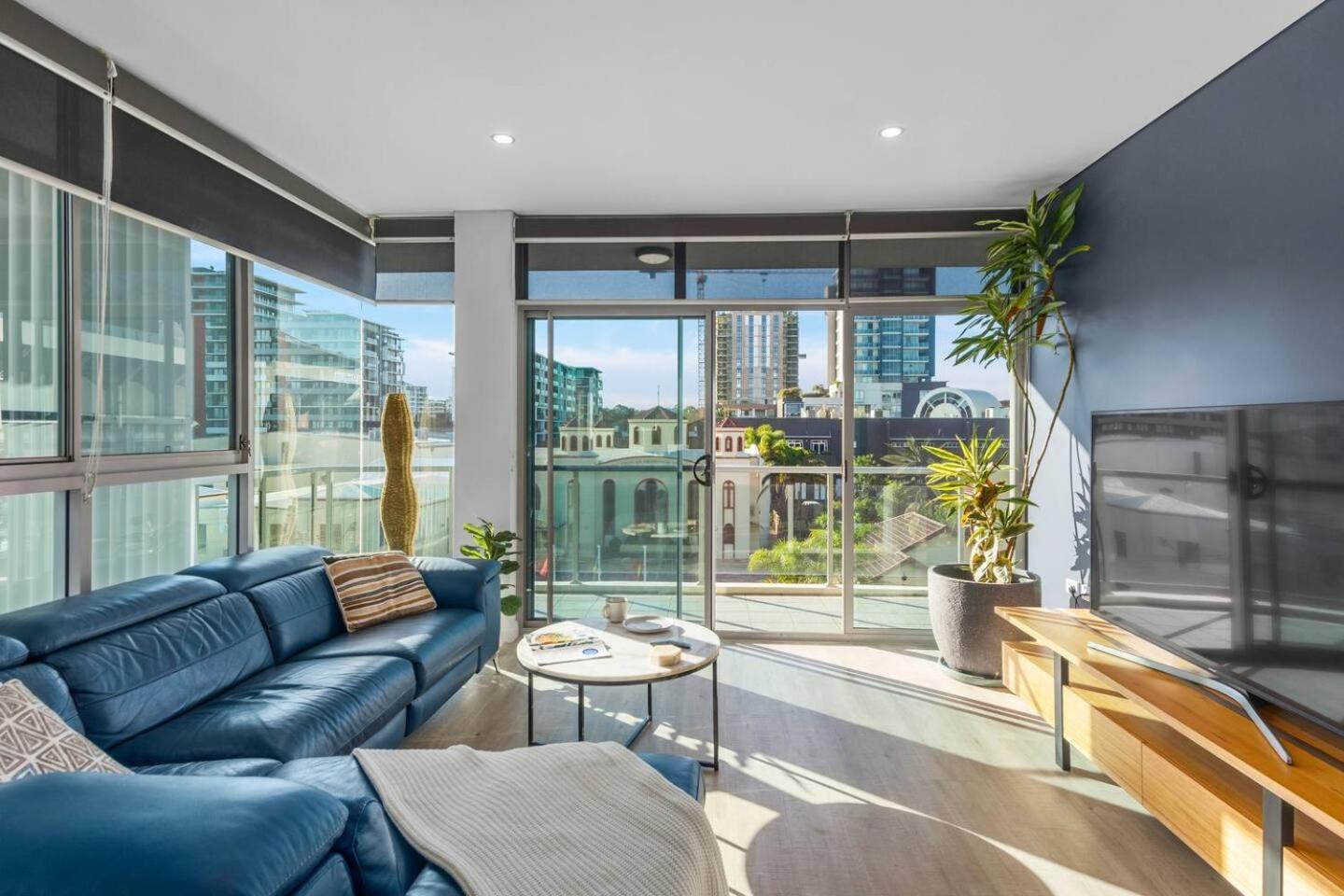 Stadium Escape - A Contemporary Beachside Retreat Apartment *