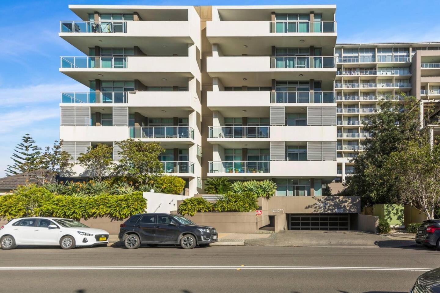 Apartment Stadium Escape - A Contemporary Beachside Retreat *