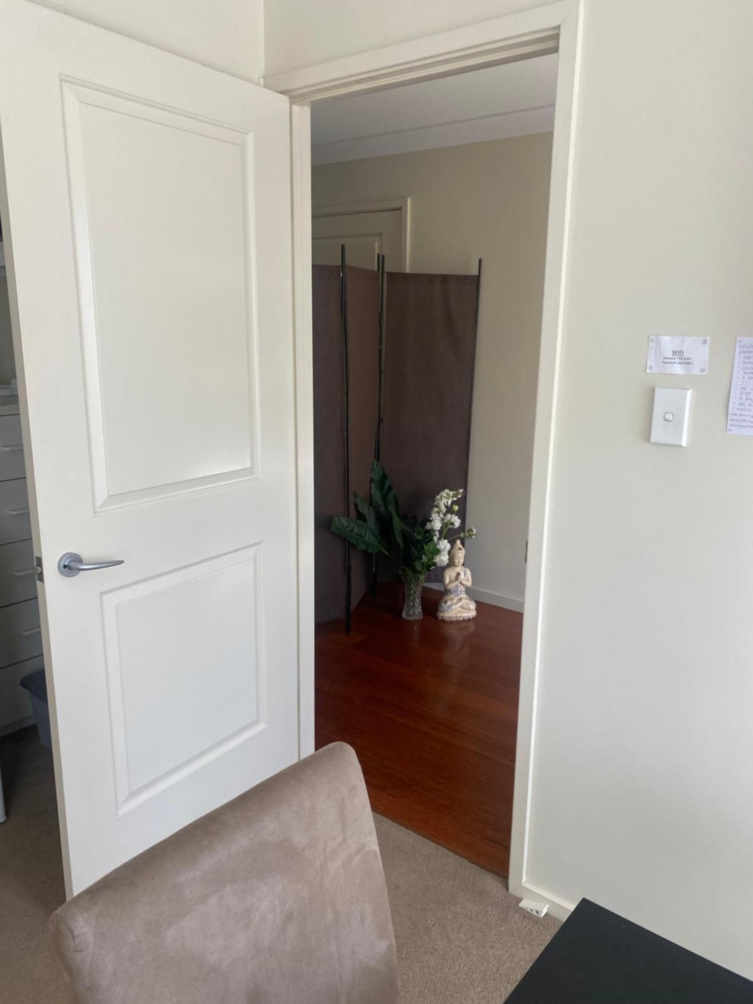 Private With Ensuite And Parking Close To Cbd Homestay