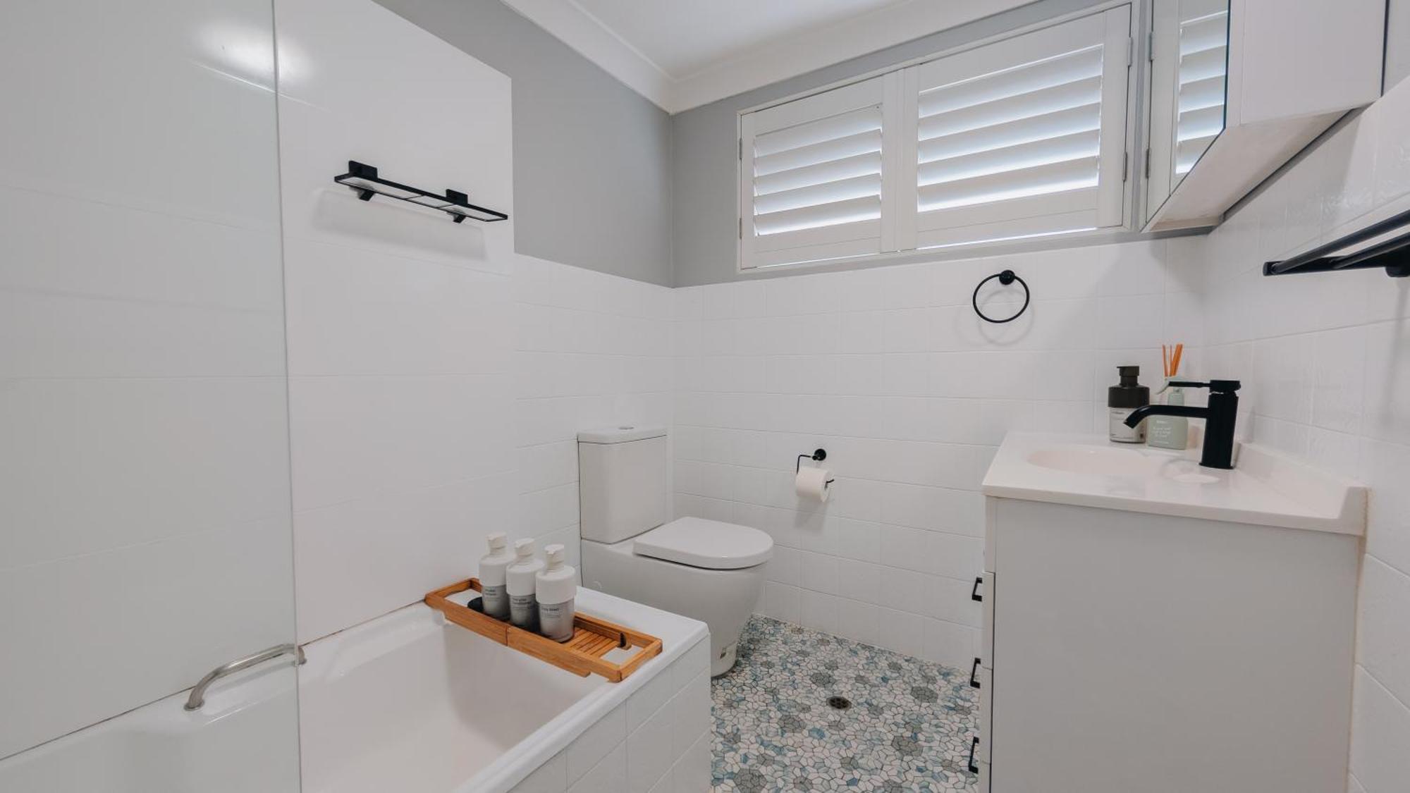 Harbourside Bliss: 2-bedroom Coastal Apartment