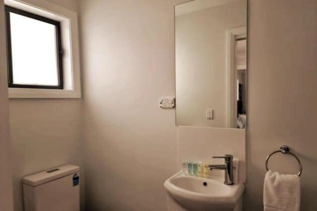 Wollongong Flat 10Mins Walk To Hospital & Train Station, Free Parking & Wi-Fi Holiday home *