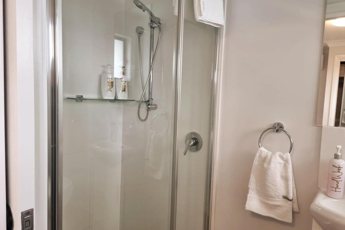 Holiday home Wollongong Flat 10Mins Walk To Hospital & Train Station, Free Parking & Wi-Fi *