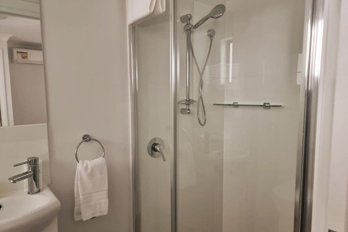 Wollongong Flat 10Mins Walk To Hospital & Train Station, Free Parking & Wi-Fi Holiday home Wollongong