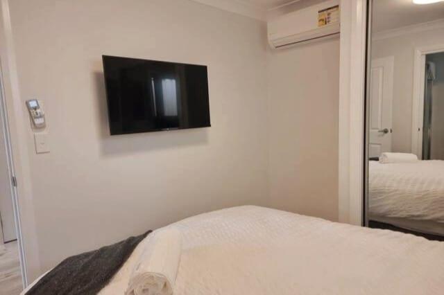 Holiday home Wollongong Flat 10Mins Walk To Hospital & Train Station, Free Parking & Wi-Fi