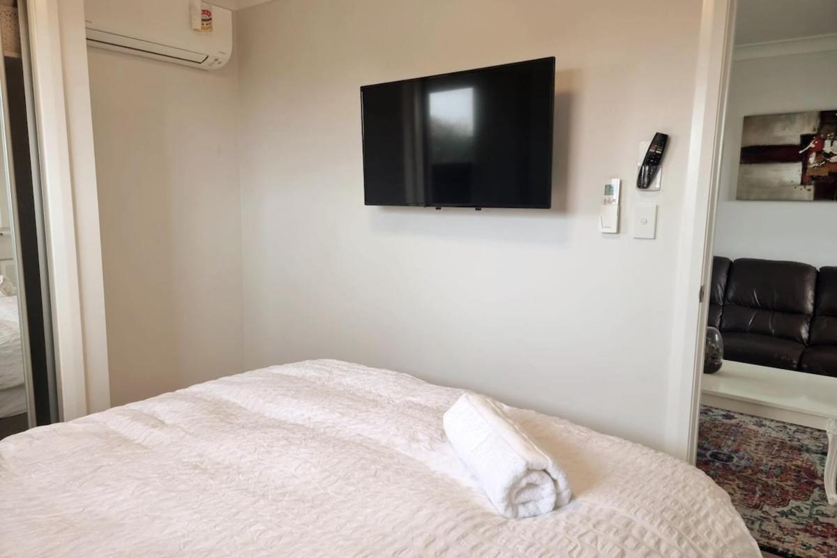 Holiday home Wollongong Flat 10Mins Walk To Hospital & Train Station, Free Parking & Wi-Fi