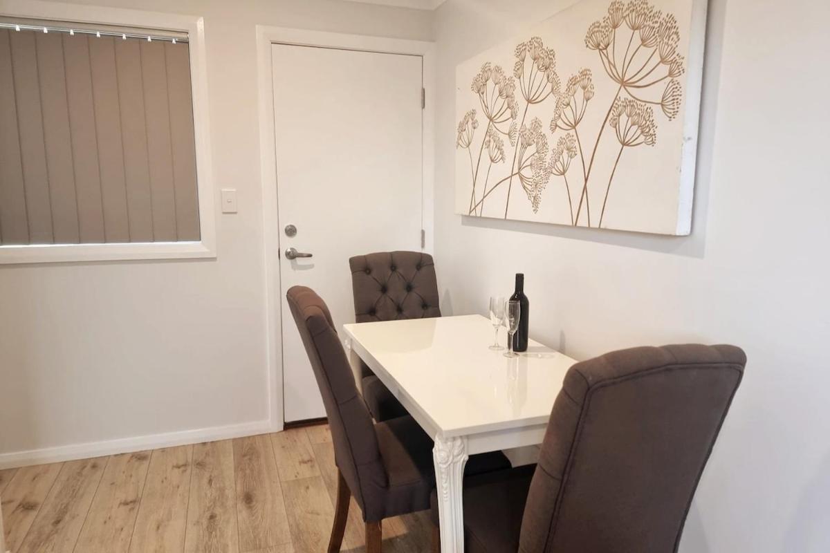 Wollongong Flat 10Mins Walk To Hospital & Train Station, Free Parking & Wi-Fi Holiday home Wollongong