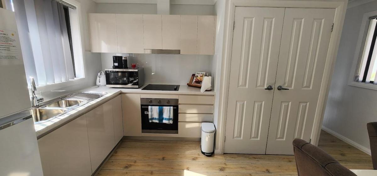 Wollongong Flat 10Mins Walk To Hospital & Train Station, Free Parking & Wi-Fi *