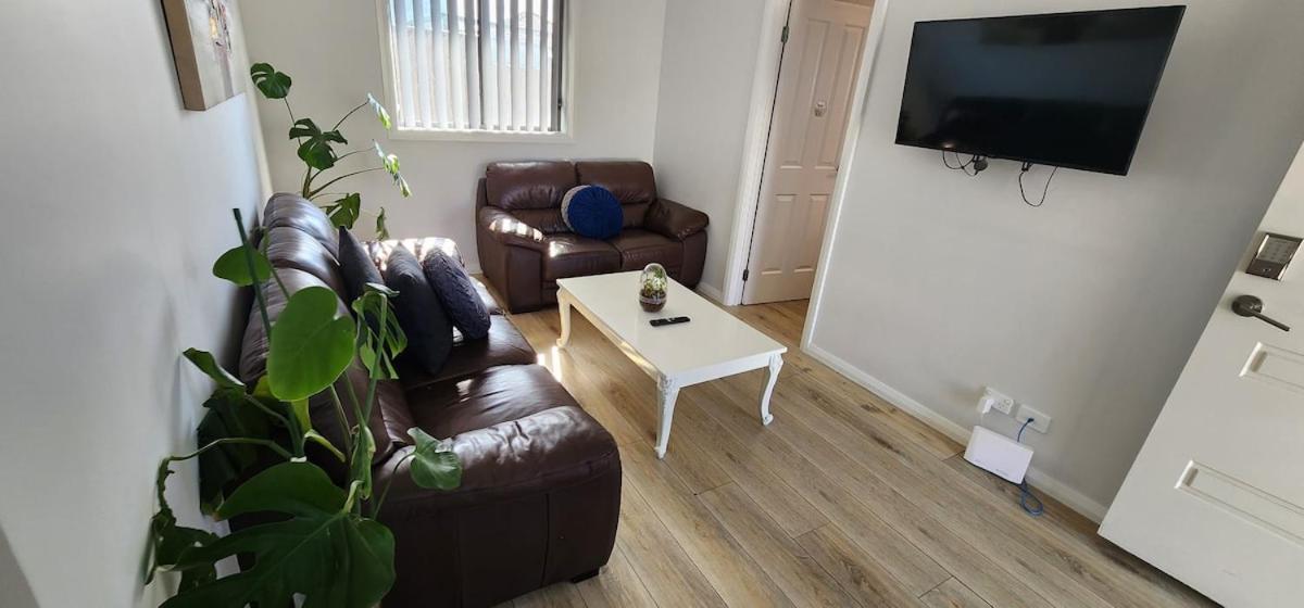 Wollongong Flat 10Mins Walk To Hospital & Train Station, Free Parking & Wi-Fi Holiday home Wollongong