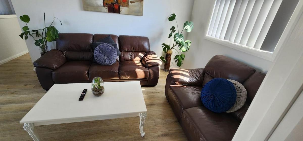 Wollongong Flat 10Mins Walk To Hospital & Train Station, Free Parking & Wi-Fi Holiday home