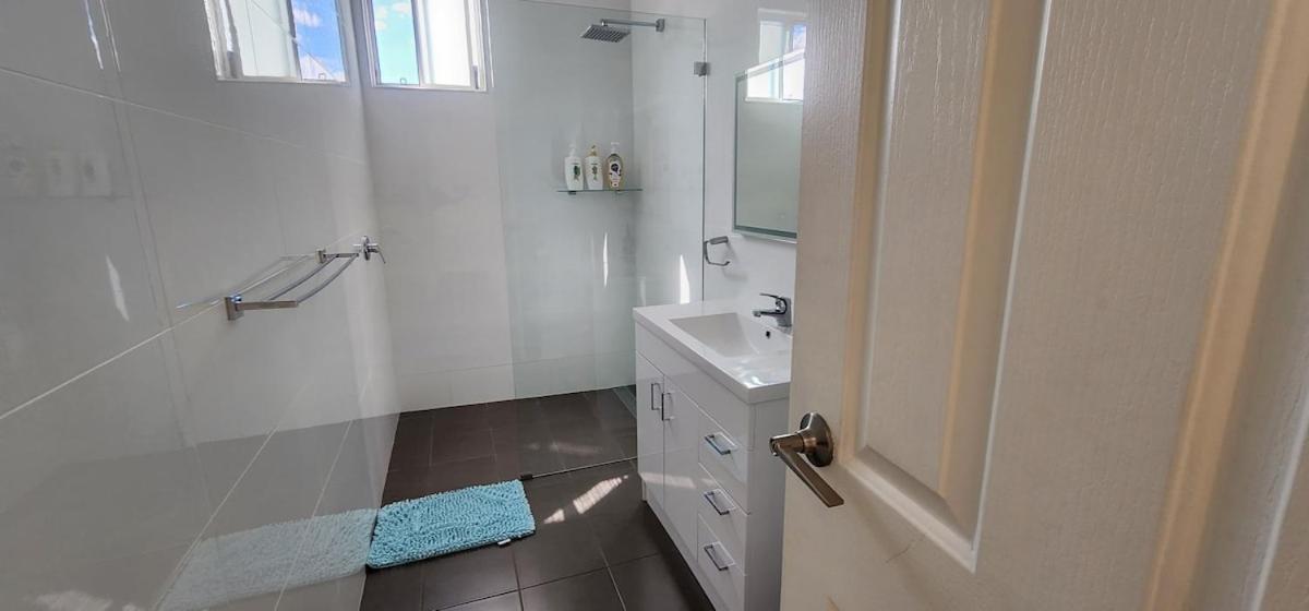 Stylish 10mins Walk To Hospital & Train Station With Parking * Wollongong