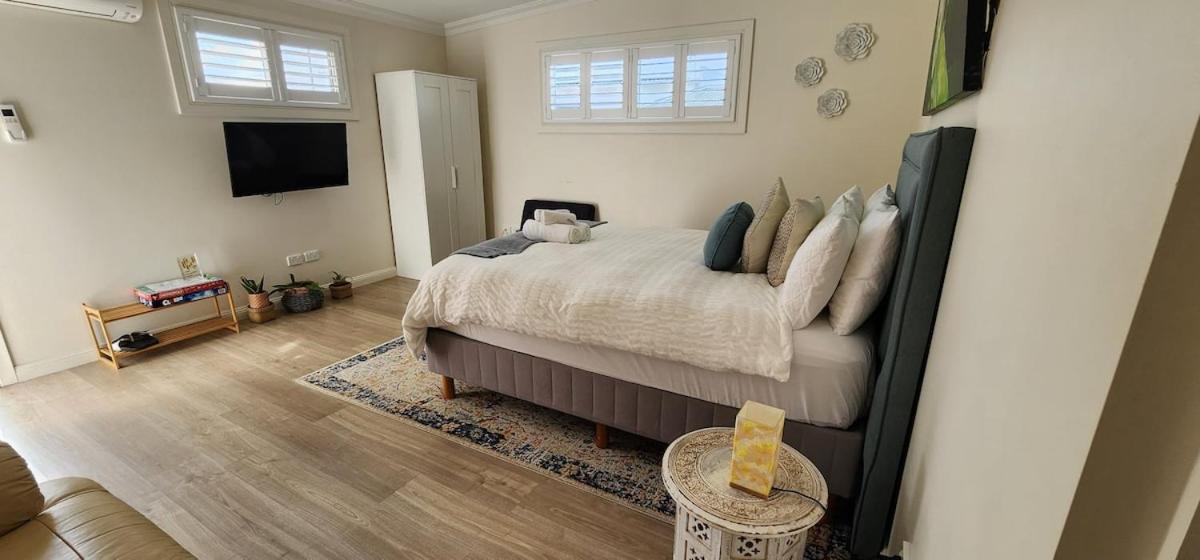 Holiday home Stylish 10mins Walk To Hospital & Train Station With Parking