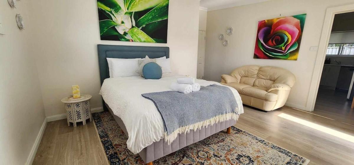Holiday home Stylish 10mins Walk To Hospital & Train Station With Parking *