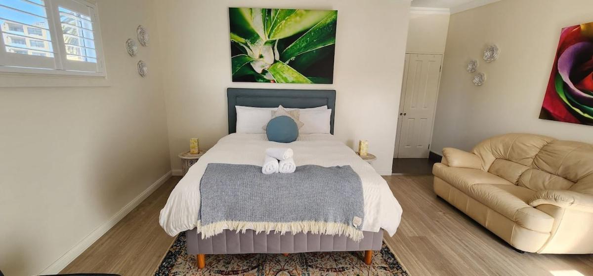 Stylish 10mins Walk To Hospital & Train Station With Parking Holiday home *