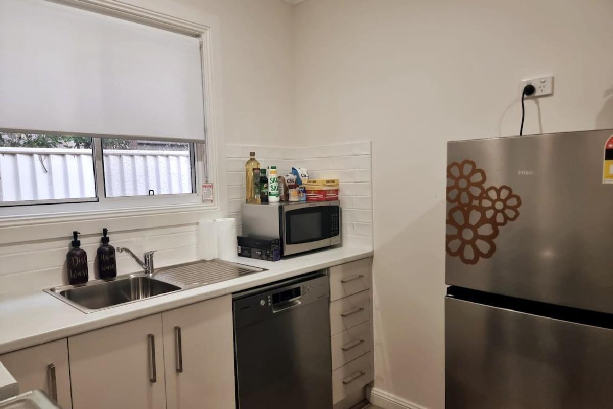 Stylish 10mins Walk To Hospital & Train Station With Parking Holiday home